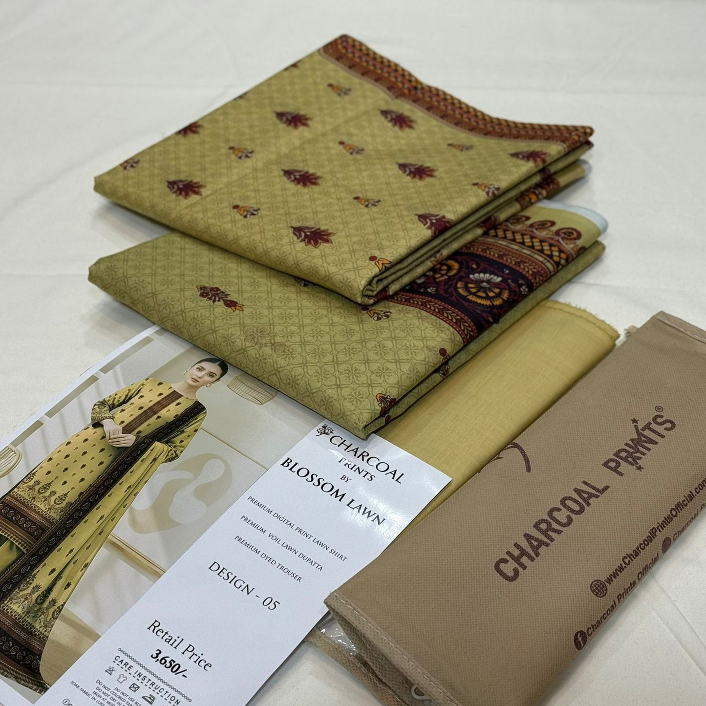 Diners By Charcoal Printed Lawn D-003