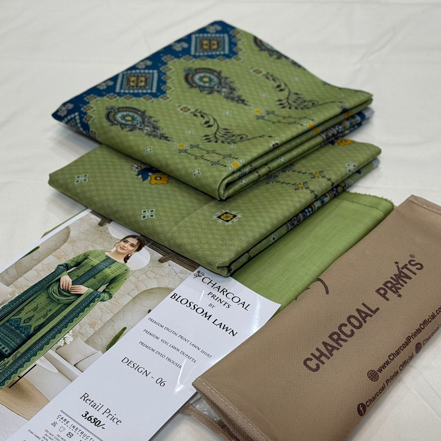 Diners By Charcoal Printed Lawn D-009