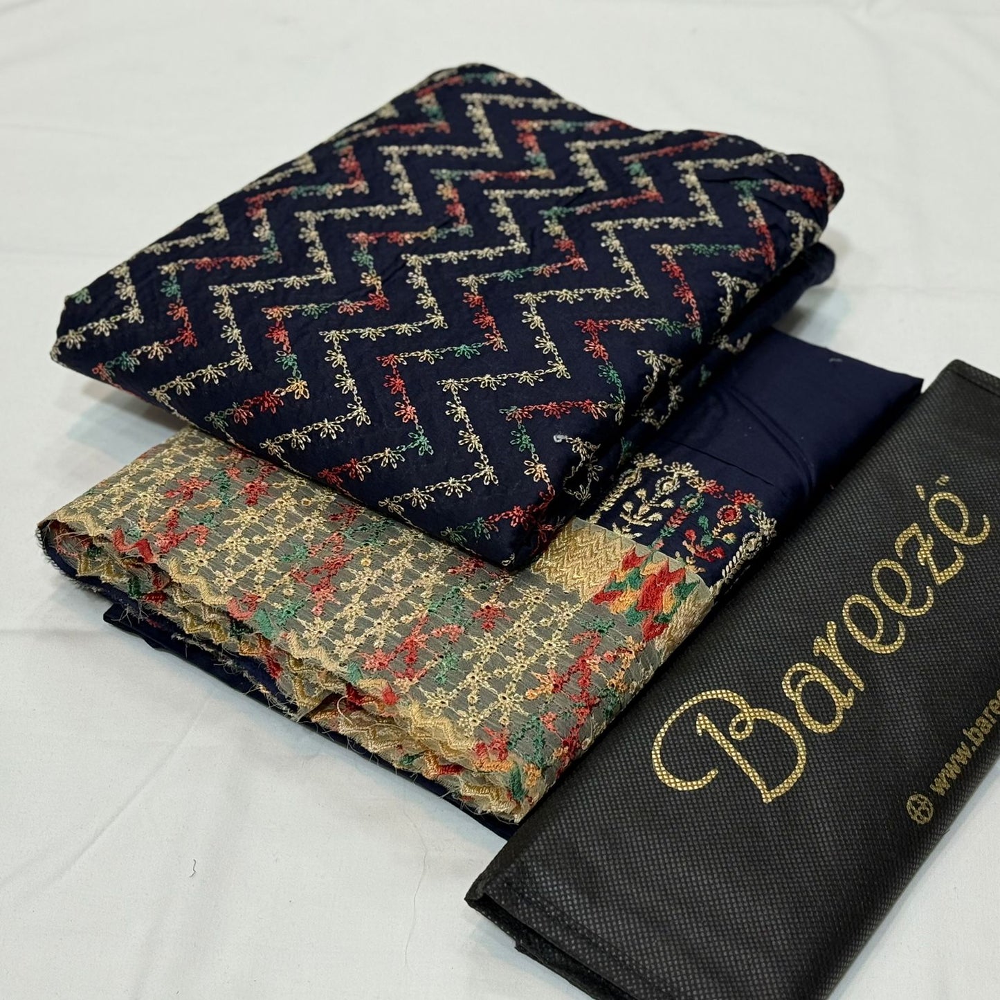 Bareeze Embroidered Lawn 2Piece D-010